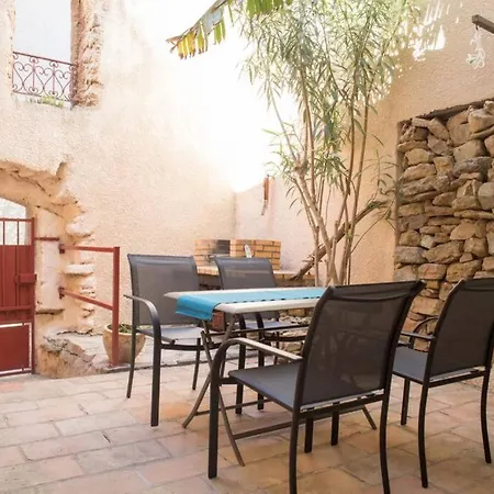 Holiday home A L'ombre Du Bananier Neffies